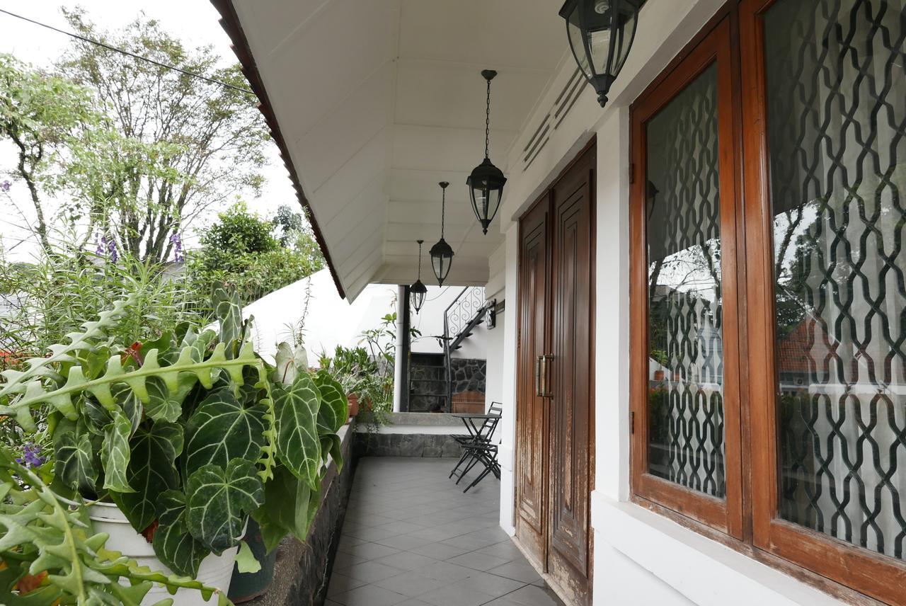 Ciwulan 36 Guest House Bandung Esterno foto